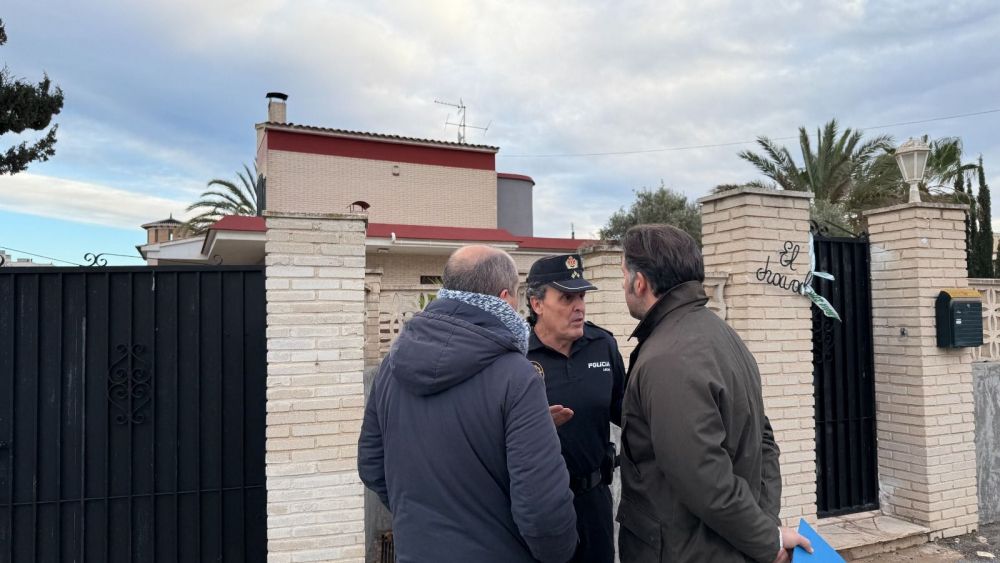 Pablo Ruz junto a un Policia Local en el lugar de los hechos