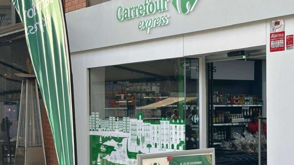 Una persona accedix a un supermercat Carrefour Express