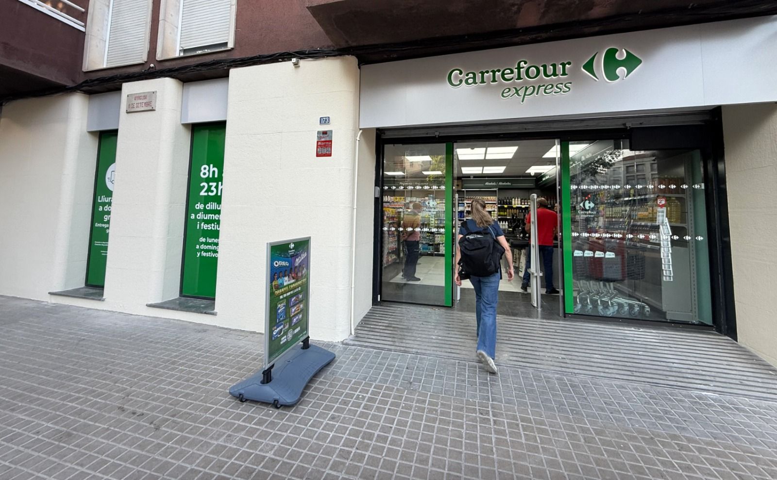 Una persona accede a un supermercado Carrefour Express