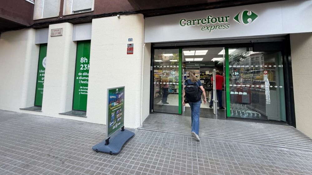Una persona accede a un supermercado Carrefour Express
