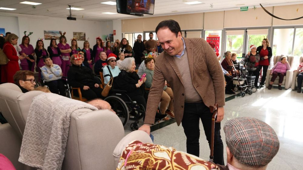 Pérez Llorca visita la Residència Hospital Asil Santa Marta de la Vila Joiosa