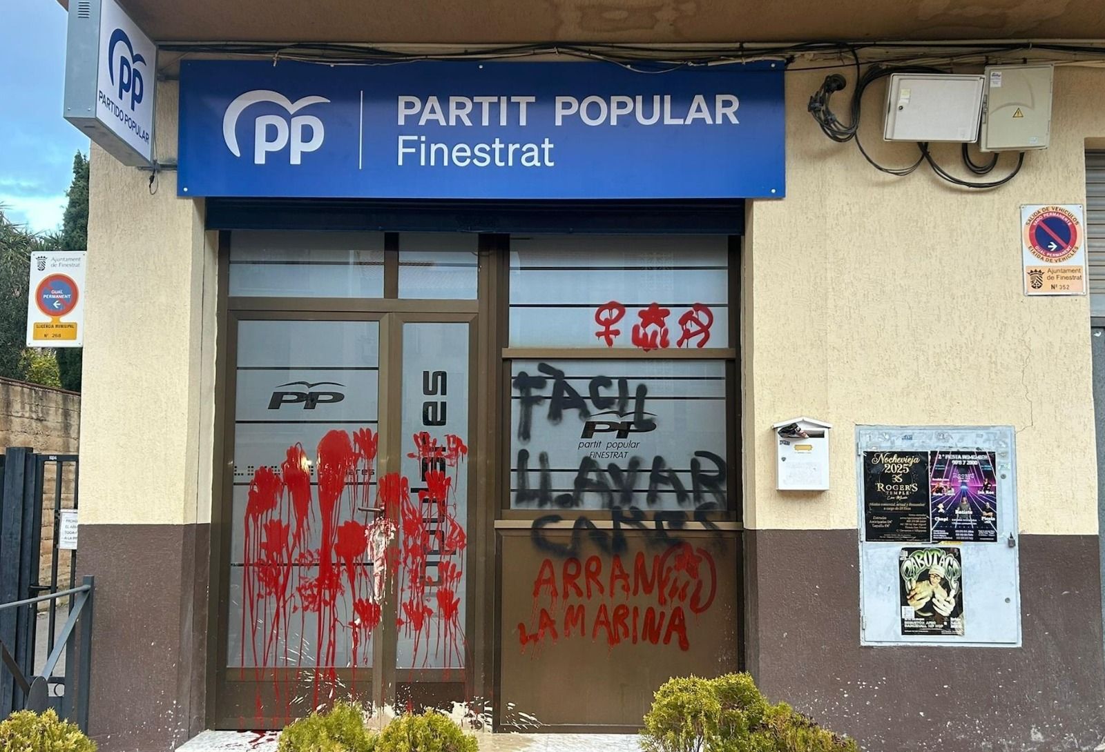 Façana de la seu del PP de Finestrat vandalitzada