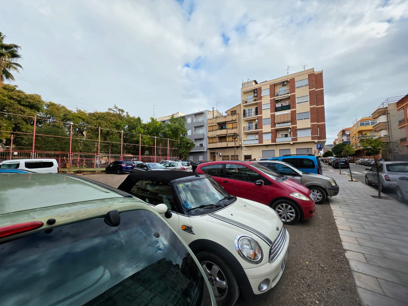 Cotxes aparcats en el nou aparcament a Elda