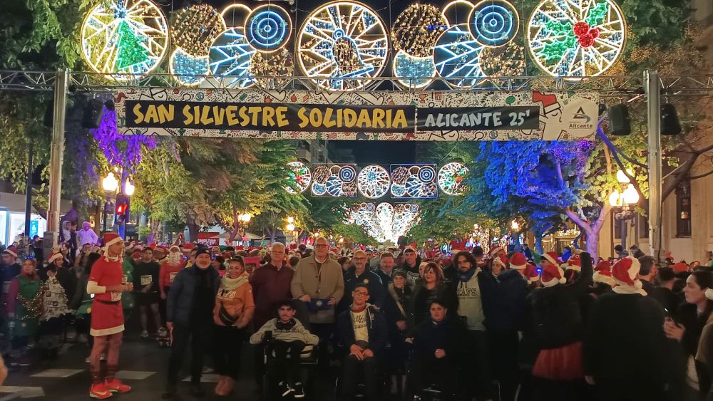 Integrants de l'equip Xaloc Power Chair junt al vicealcalde Manuel Villar en la eixida de la Sant Silvestre 2025 d'Alacant