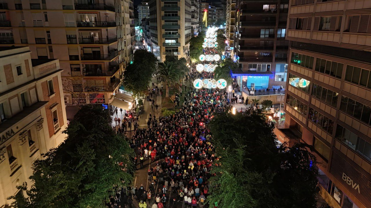 Imagen aérea de la rambla antes de la salida de la San Silvestre 2025 en Alicante
