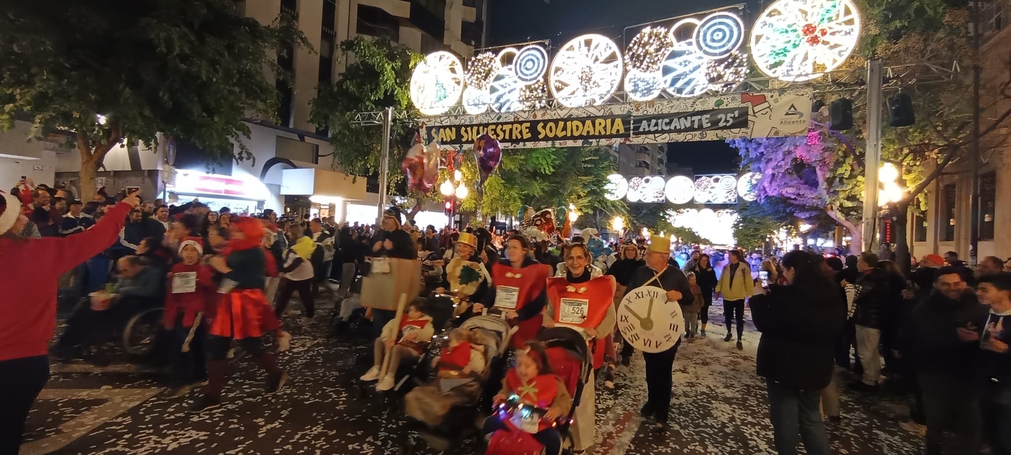 Personas disfrazas en la San Silvestre 2025 de Alicante