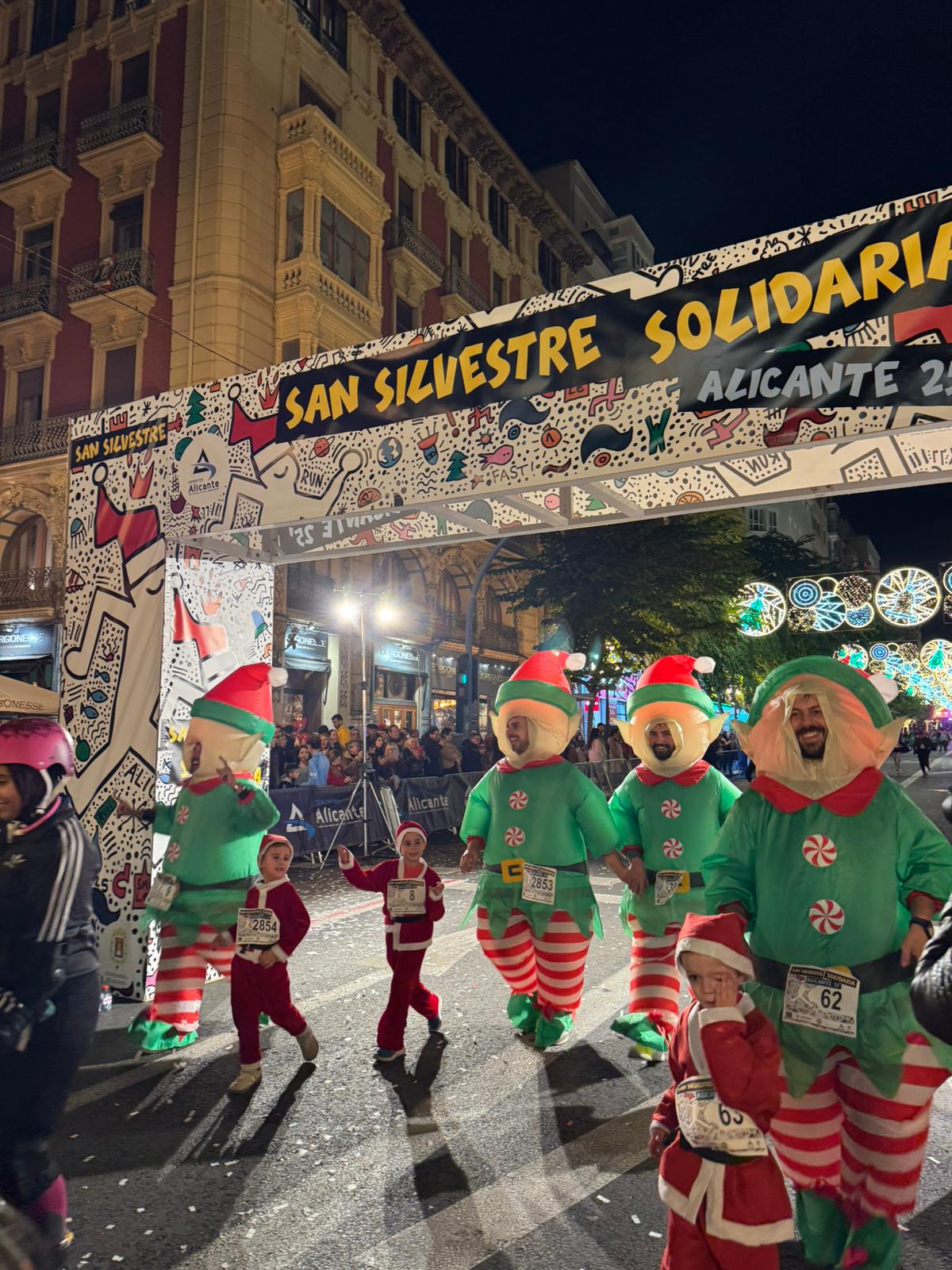 Mejor disfraz colectivo en la San Silvestre solidaria de Alicante