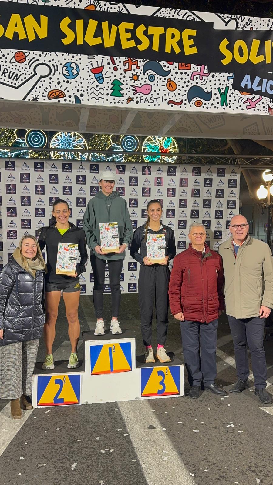 Podio femenino de la San Silvestre 2025 en Alicante