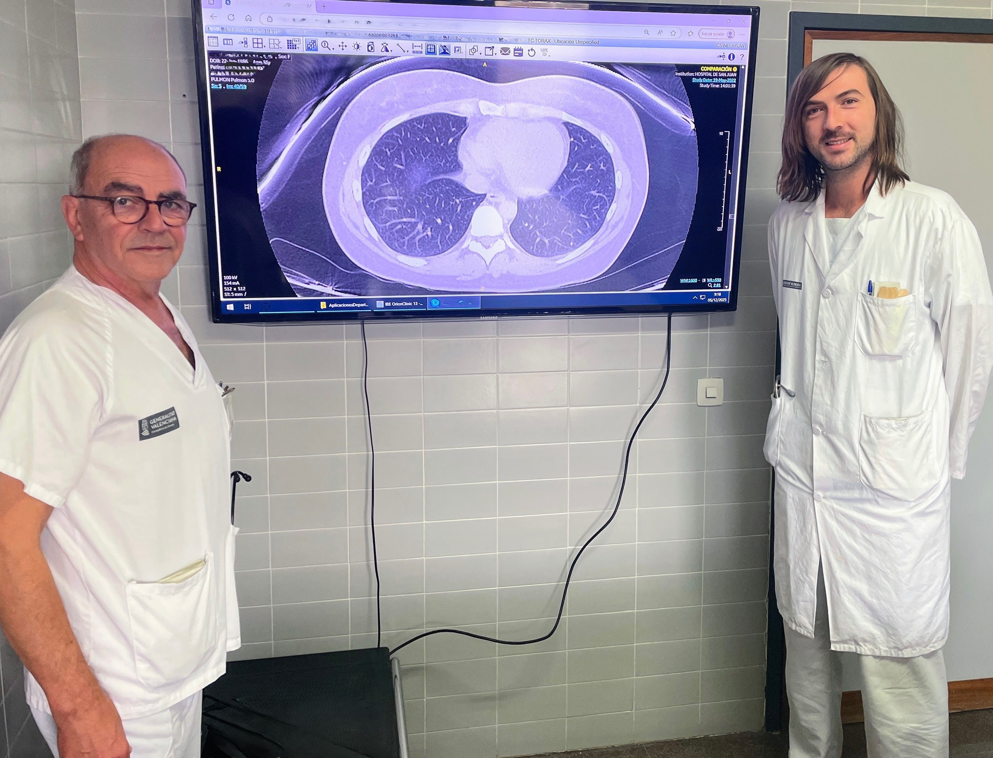 Ignacio Boira i Eusebi Chiner, pneumòlegs del Hospital Universitari Sant Joan d'Alacant amb TAC de tòrax Ignacio Boira i Eusebi Chiner, pneumòlegs del Hospital Universitari Sant Joan d'Alacant amb TAC de tòrax