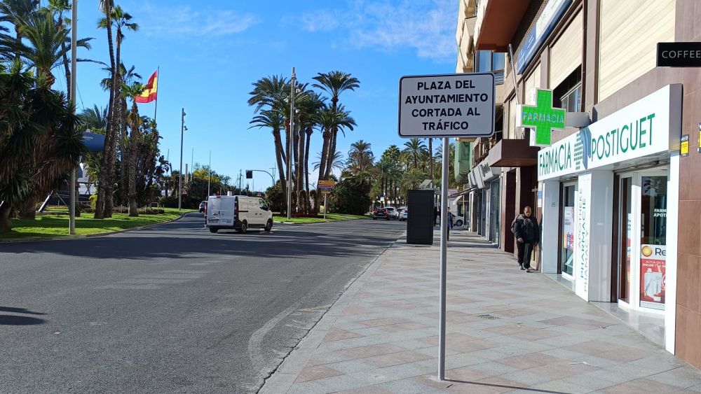 Señalización de advertencia del cierre al tráfico dela Plaza del Ayuntamiento de Alicante