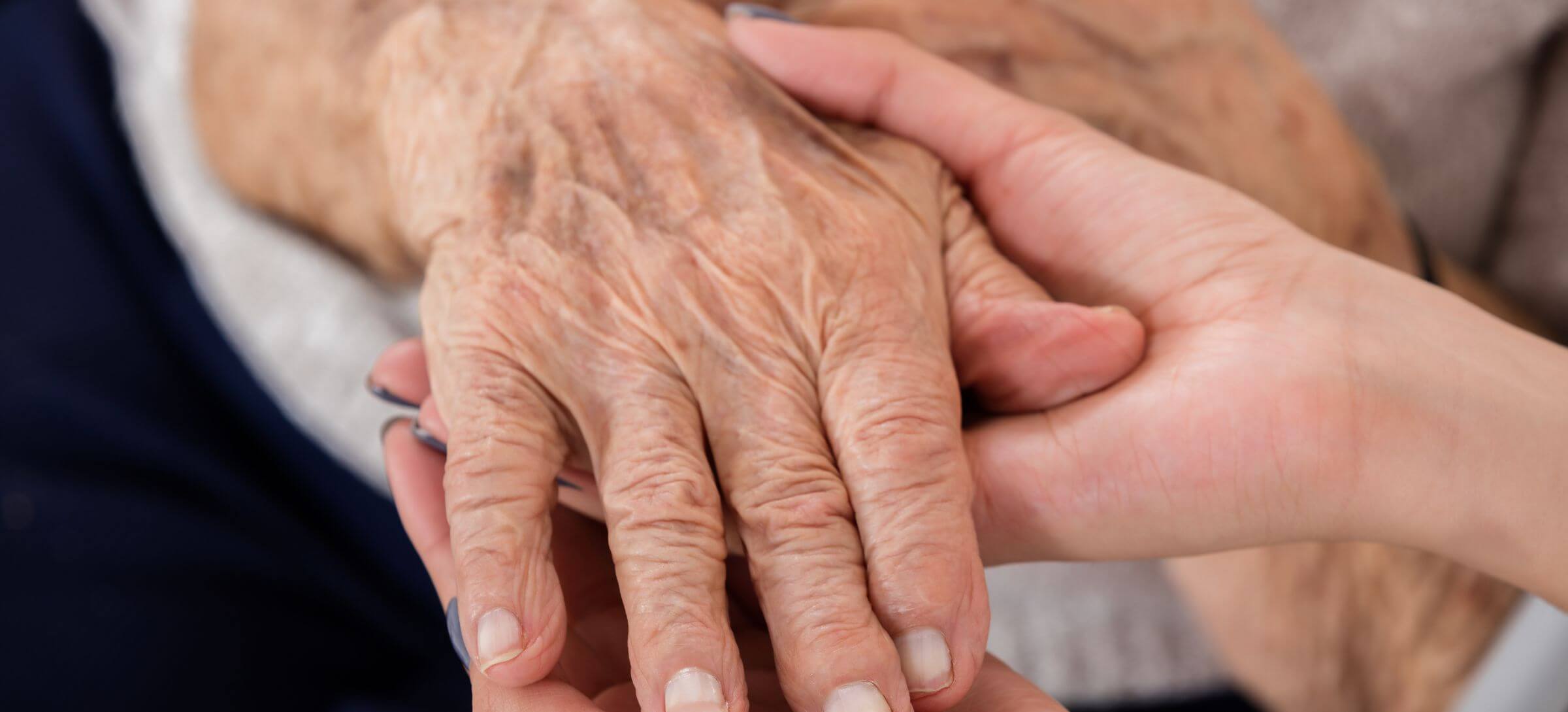 Una persona cuidadora d'una persona anciana (Foto: Creu Roja) Una persona cuidadora d'una persona anciana (Foto: Creu Roja)