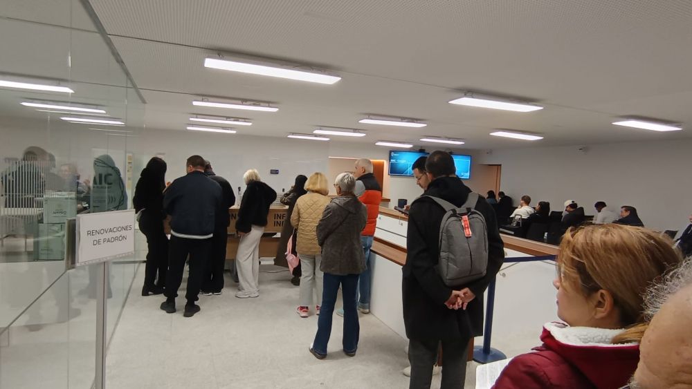 Varies persones esperen a ser ateses en la nova oficina del SAIC a Alacant
