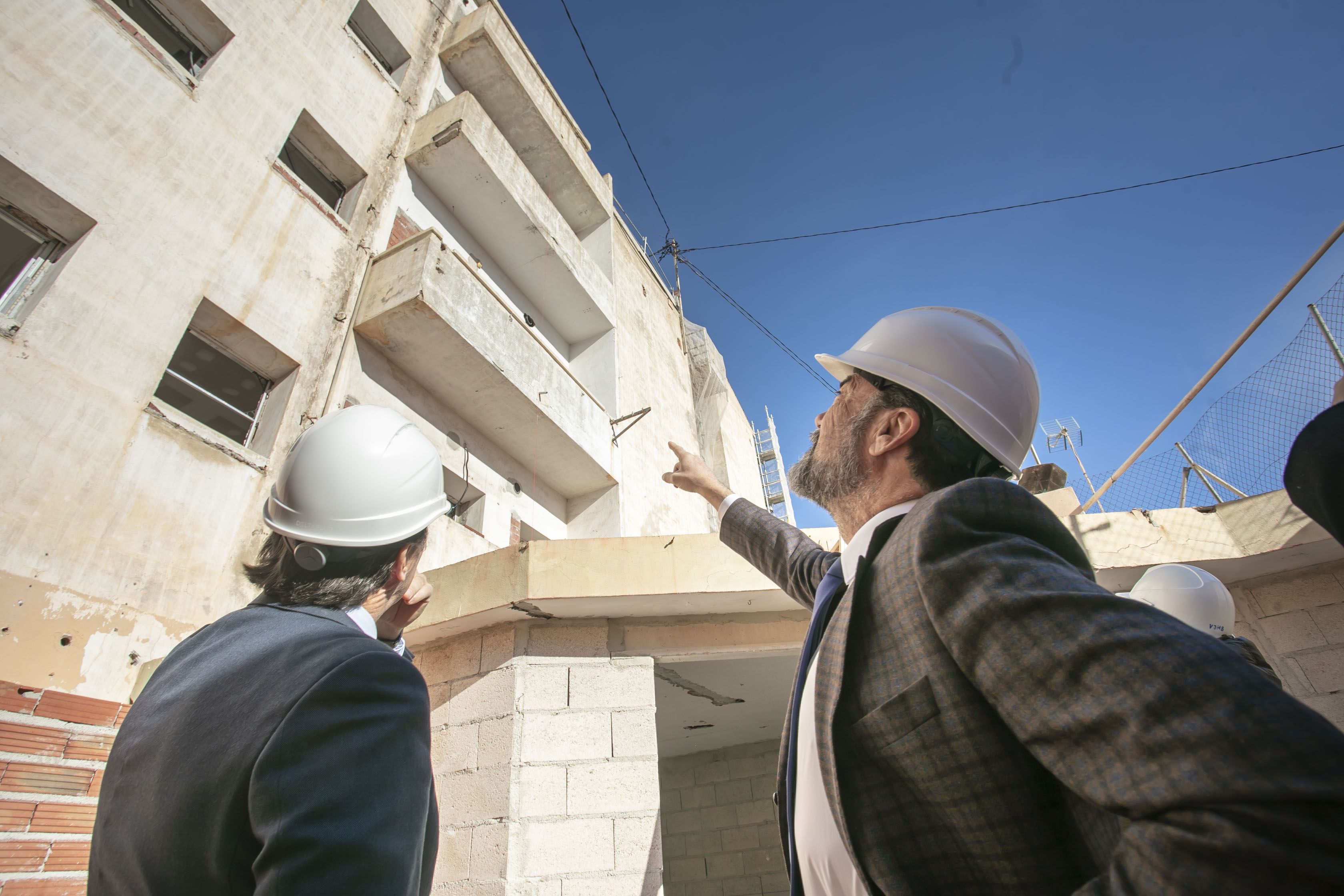 L'alcalde d'Alacant, Luis Barcala, visita les obres de reforma de les vivendes socials en Sant Gabriel