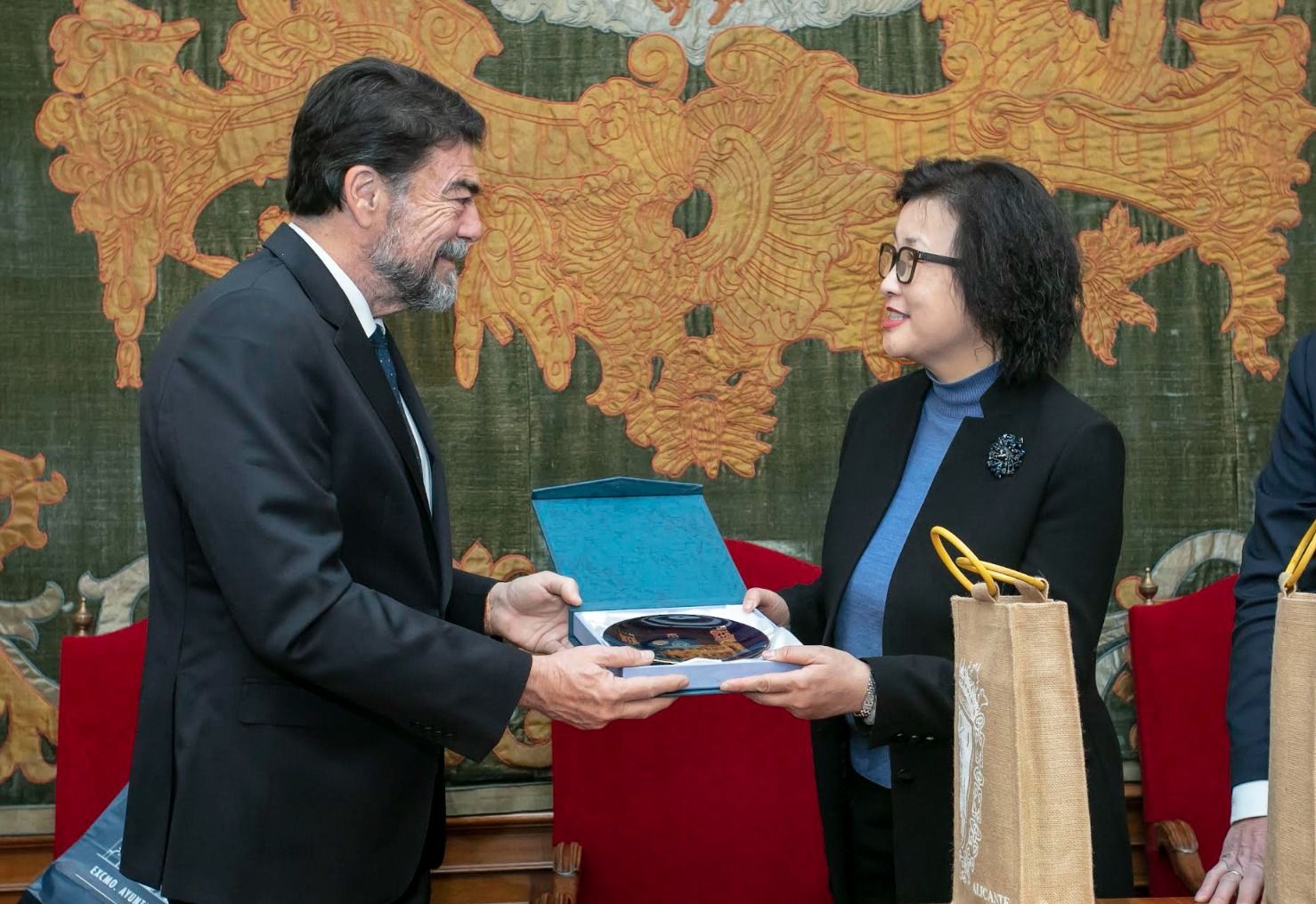 Luis Barcala entrega un plat commemoratiu d'Alacant a la delegació de Wenzhou