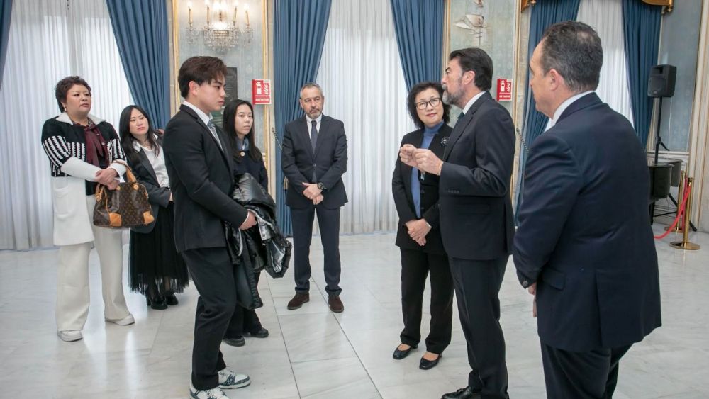 Luis Barcala i Antonio Peral reben la delegació de Wenzhou