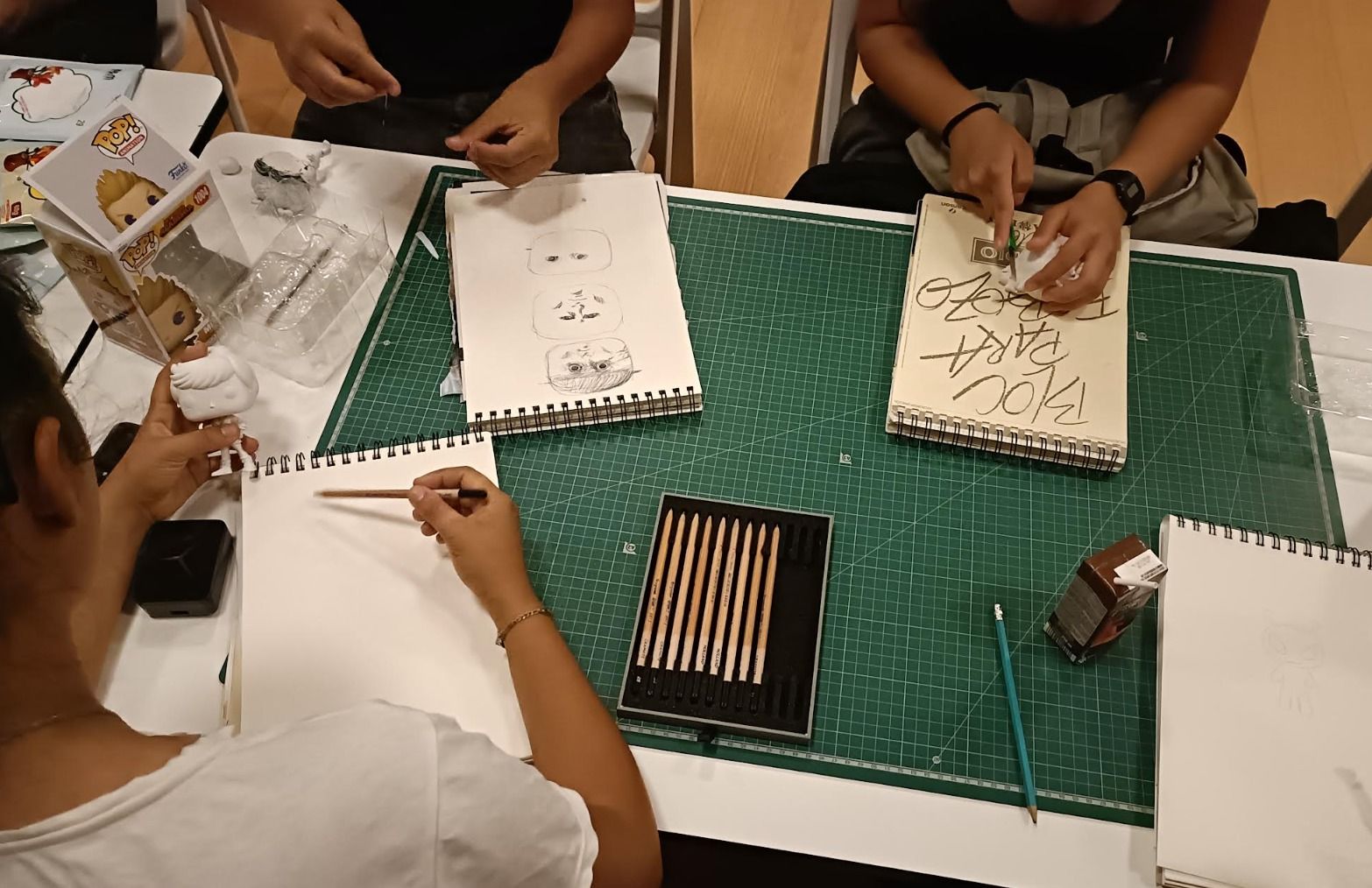 Taller creatiu del projecte Play Ink en el MACA d'Alacant