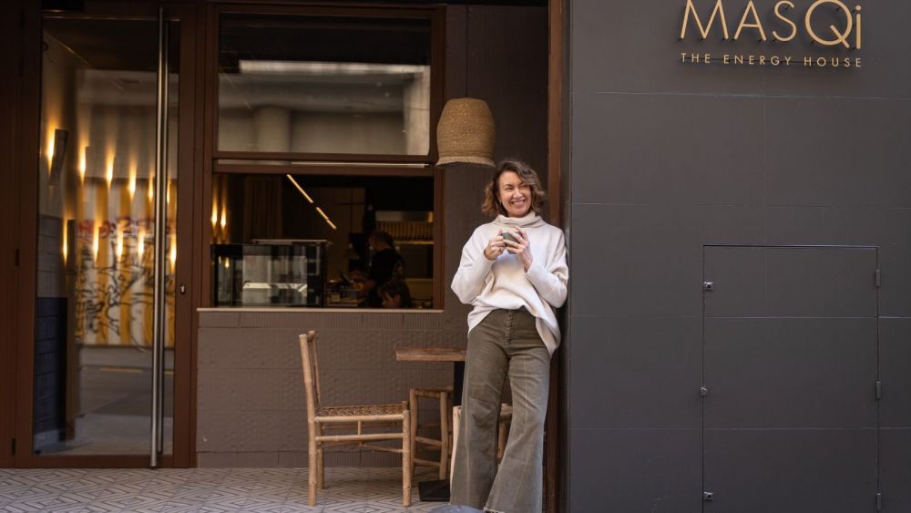 Sonia Ferre en l'entrada de MasQi Alacant
