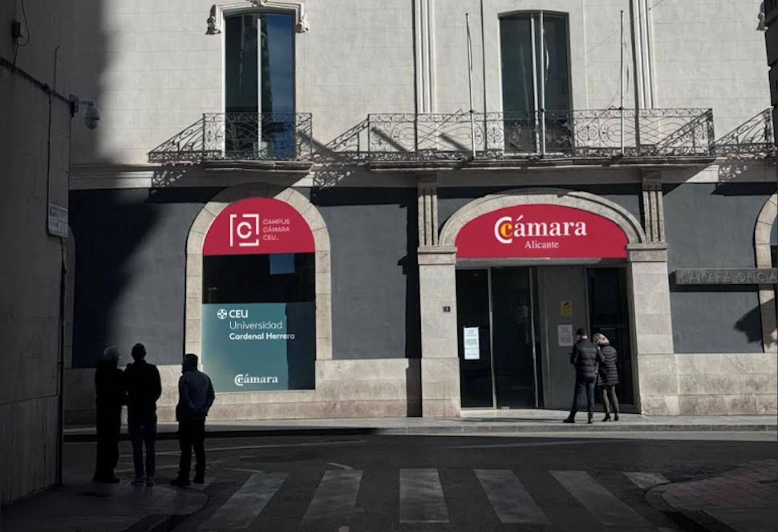 Los logos de la Cámara de Comercio de Alicante regresan al antiguo hotel Palas