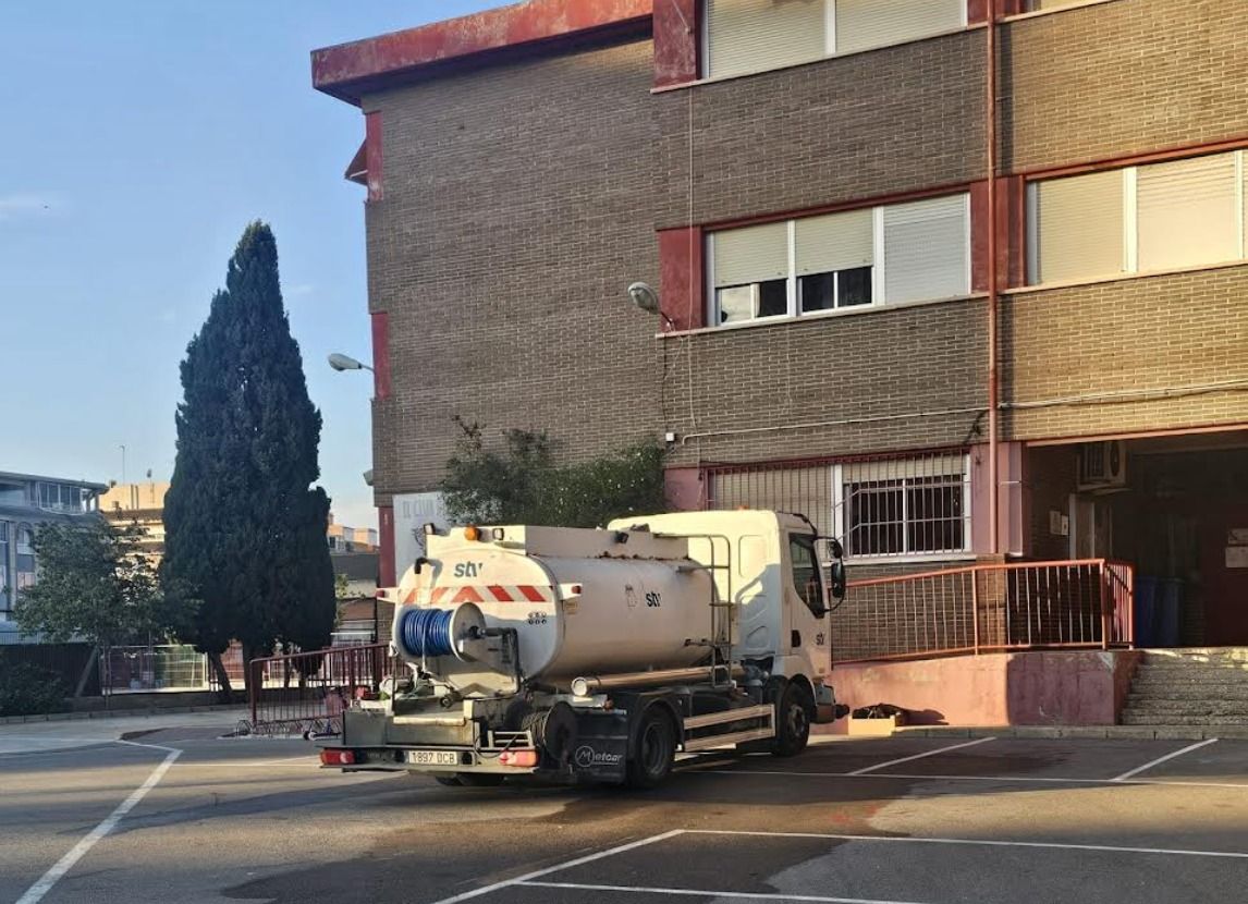 Un camión cisterna durante la reparación de una tubería en un colegio de Alicante