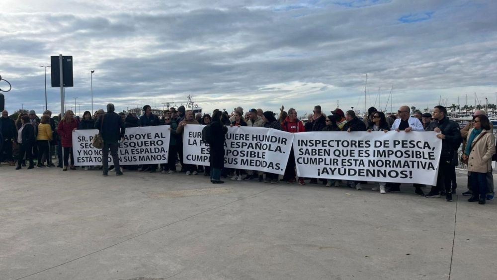 Protesta dels pescadors d'Alacant en el port de Santa Pola