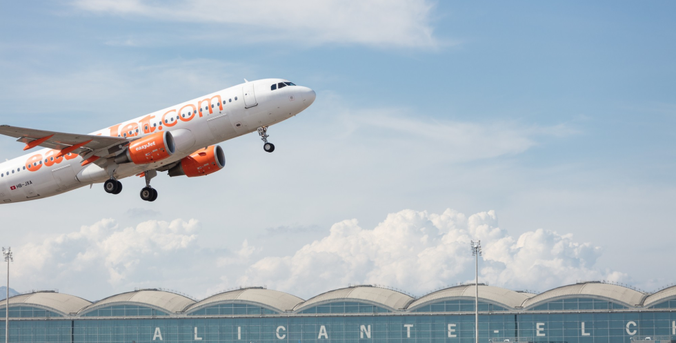 Enlairament d'un avión d'easyjet des de l'aeroport d'Alacant-Elx Enlairament d'un avión d'easyjet des de l'aeroport d'Alacant-Elx