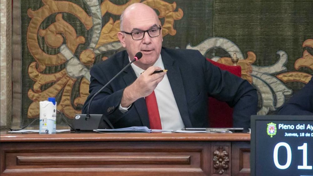 El vicealcalde de Alicante, Manuel Villar, durante la celebración de un pleno en el Ayuntamiento