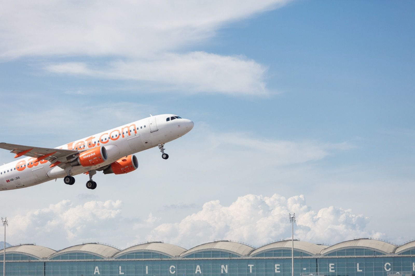 Un avión d'easyJet enlaira des de l'aeroport Alacant-Elx Miguel Hernández (Foto: GVA)