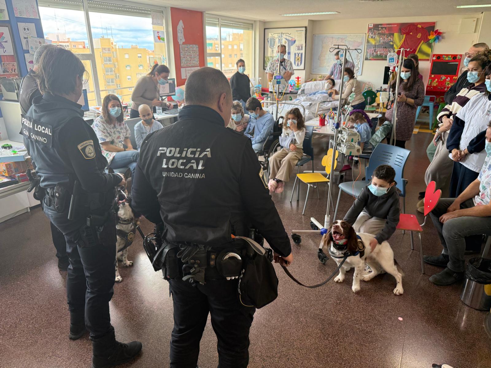 La Unitat Canina de la Policia Local d'Alacant visiten als xiquets i xiquetes ingressats a l'Hospital General