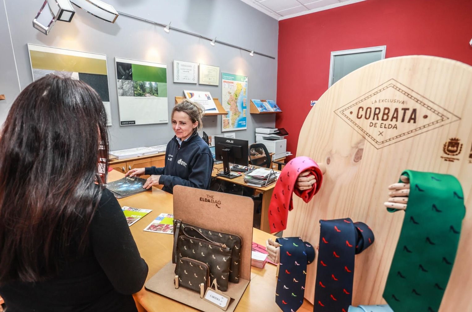 Una visitant rep informació en l'oficina turística d'Elda