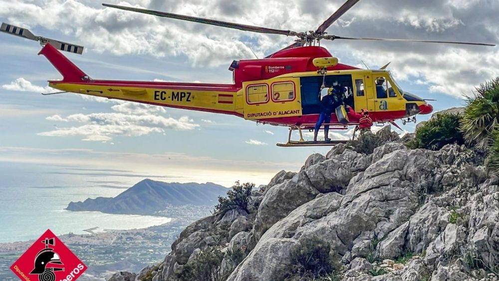 Un helicóptero del Consorcio Provincial de Bomberos en un rescate de montaña en Alicante Un helicóptero del Consorcio Provincial de Bomberos en un rescate de montaña en Alicante