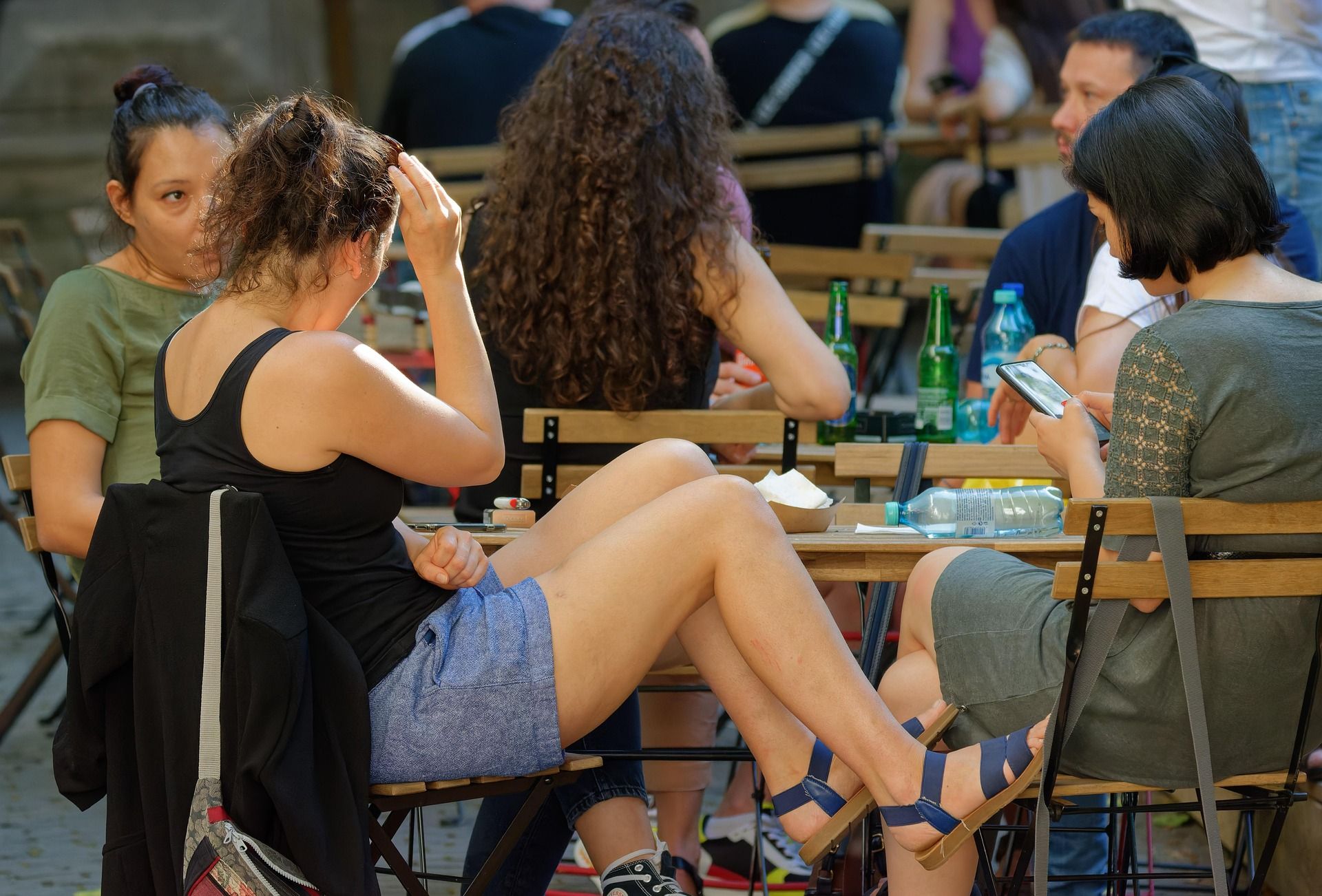 Diverses persones en una terrassa Diverses persones en una terrassa