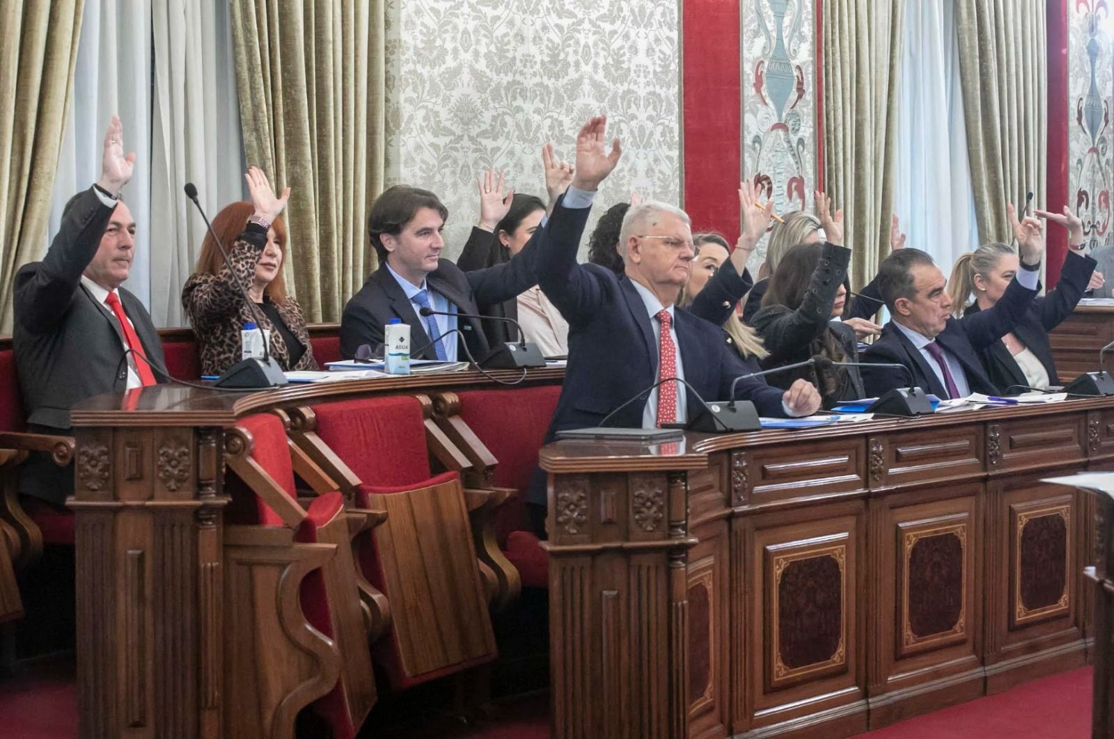 L'equip de govern vota a favor en el ple de l'Ajuntament d'Alacant L'equip de govern vota a favor en el ple de l'Ajuntament d'Alacant