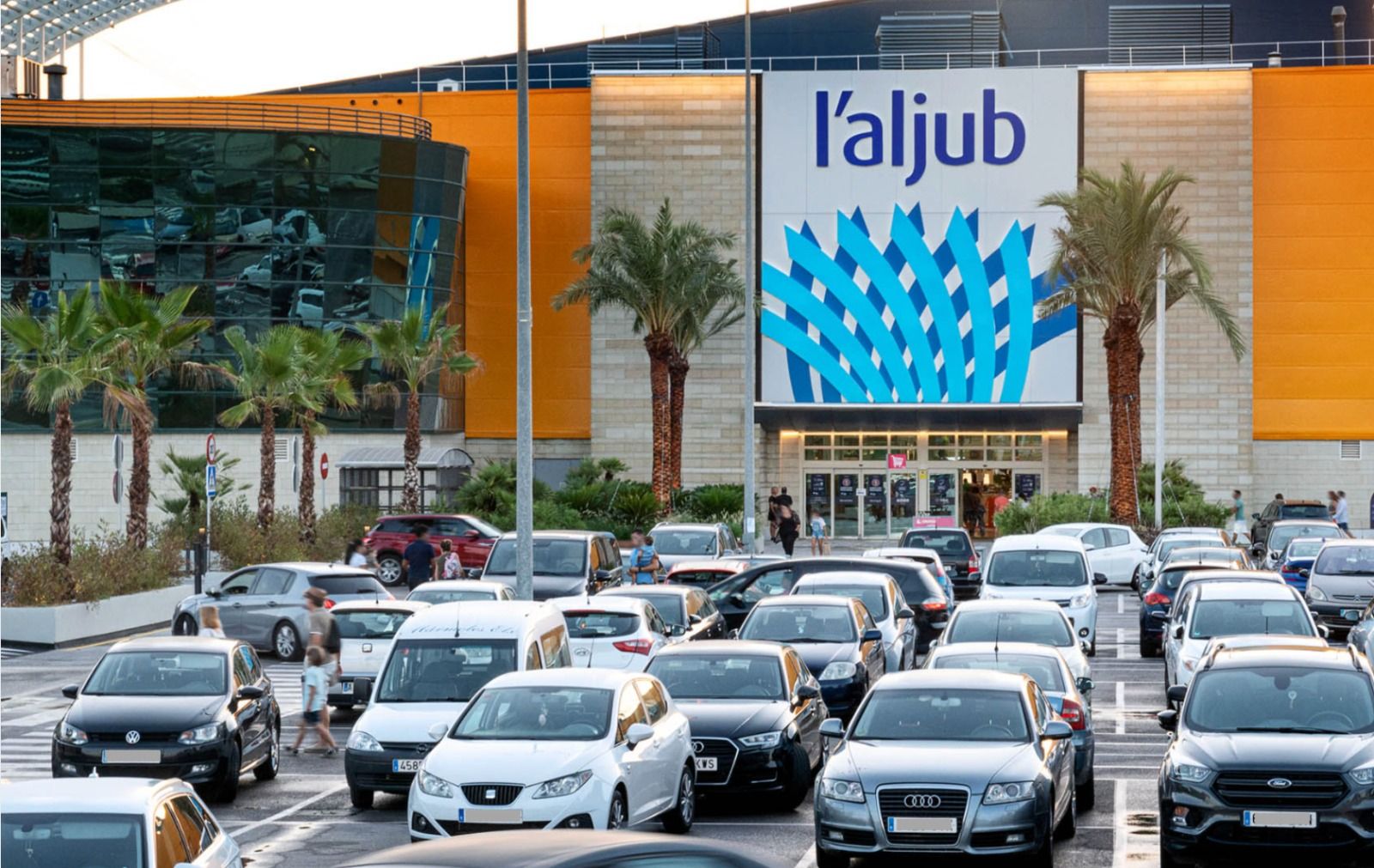 Aparcament exterior del centre comercial l'Aljub d'Elx