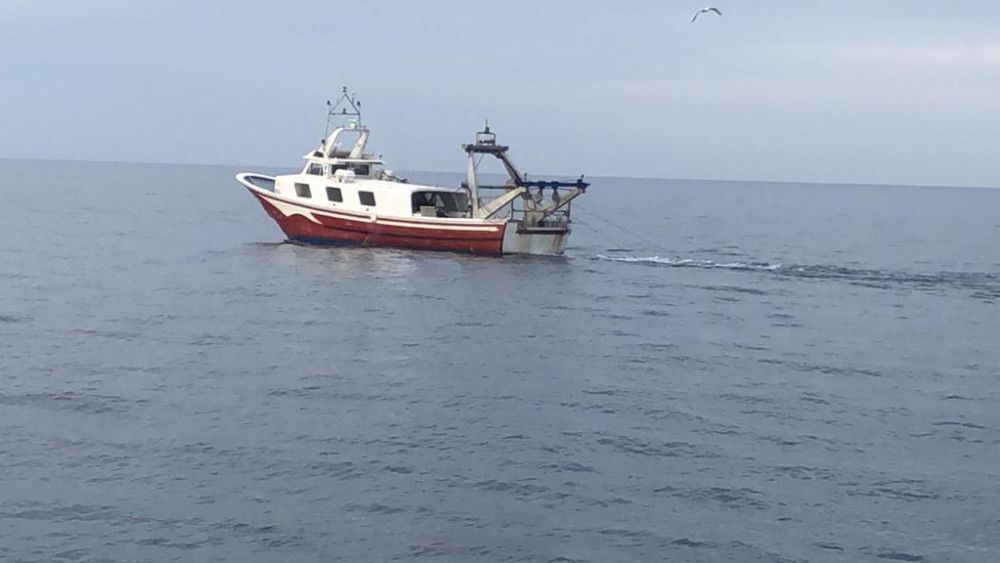 Vaixell de ròssec pescant enfront de les costes alacantines (Foto: GVA)