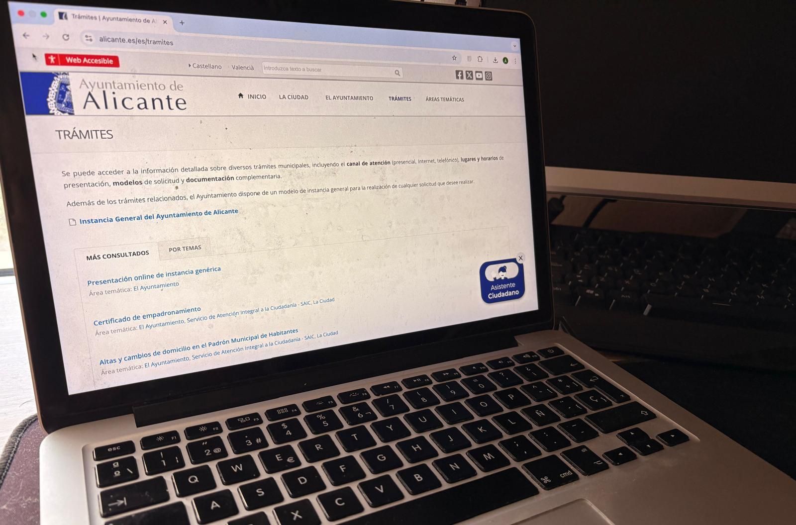 Un ordenador muestra la página web del Ayutamiento de Alicante Un ordenador muestra la página web del Ayutamiento de Alicante