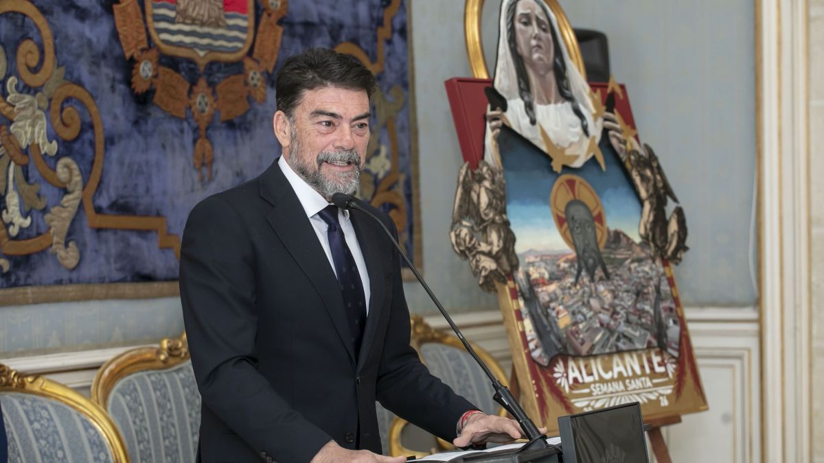 El batle Luis Barcala intervé en la presentació del cartell de la Setmana Santa 2026 d'Alacant