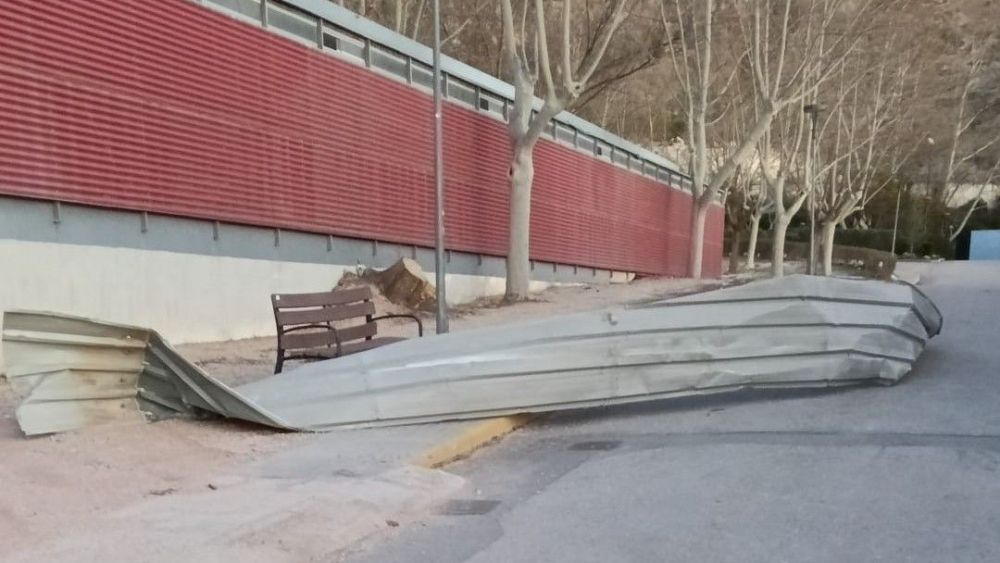 La coberta del pavelló de Villena ix del fort vent
