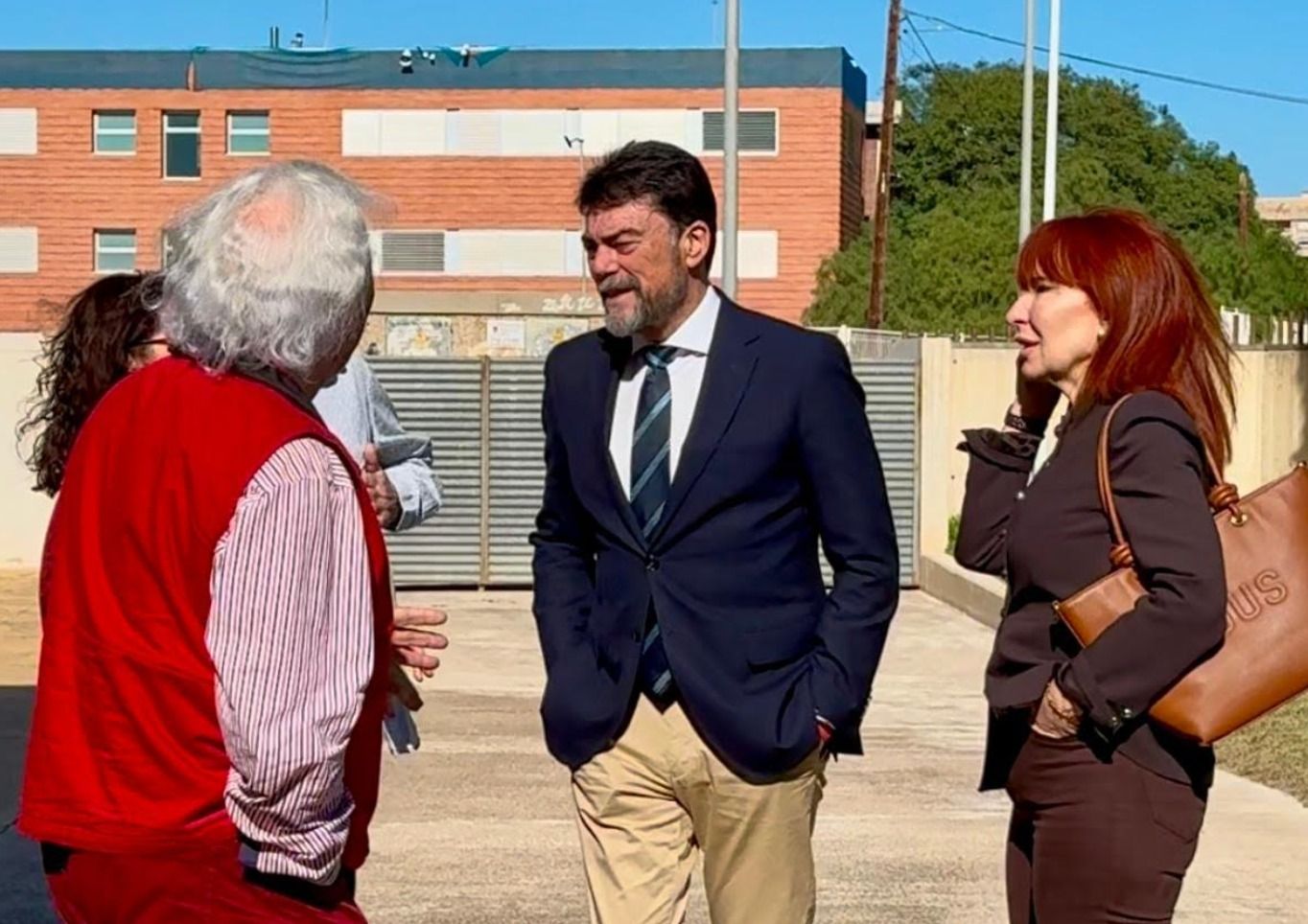 Barcala visita un centro comunitario en Alicante