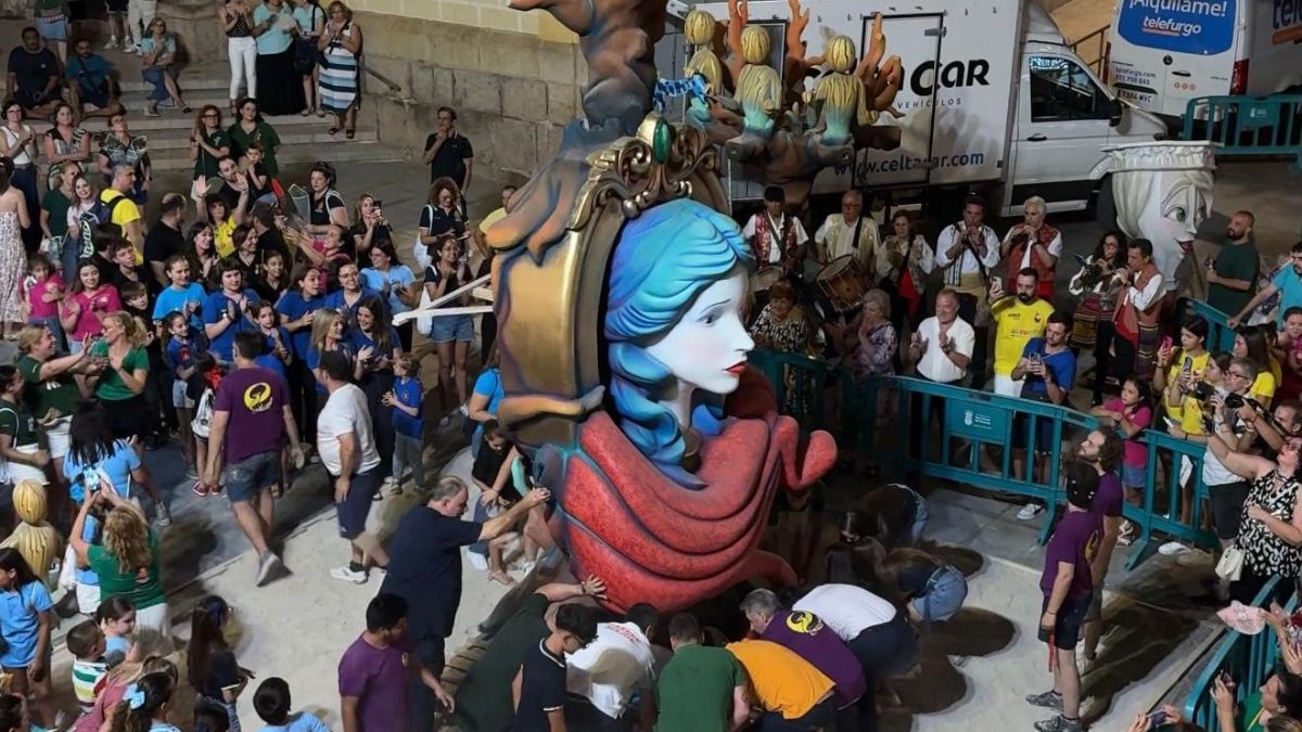 Plantà de la Hoguera Oficial de San Vicente en 2025