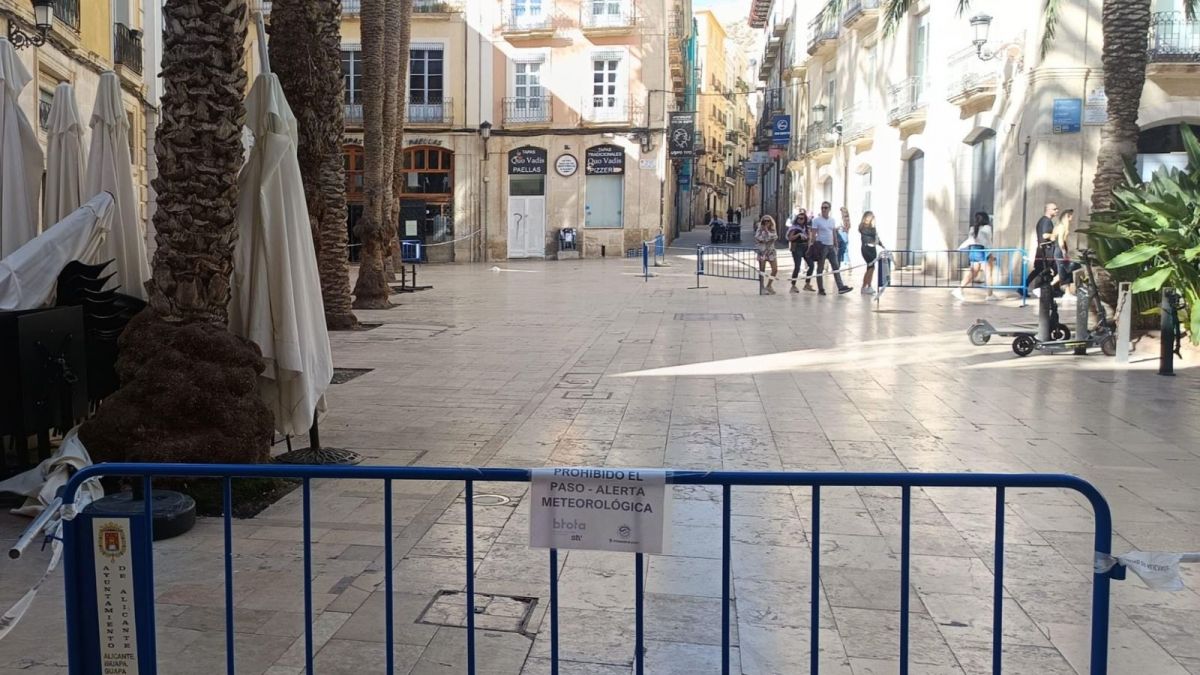 Una terraza de Alicante cerrada por el fuerte viento