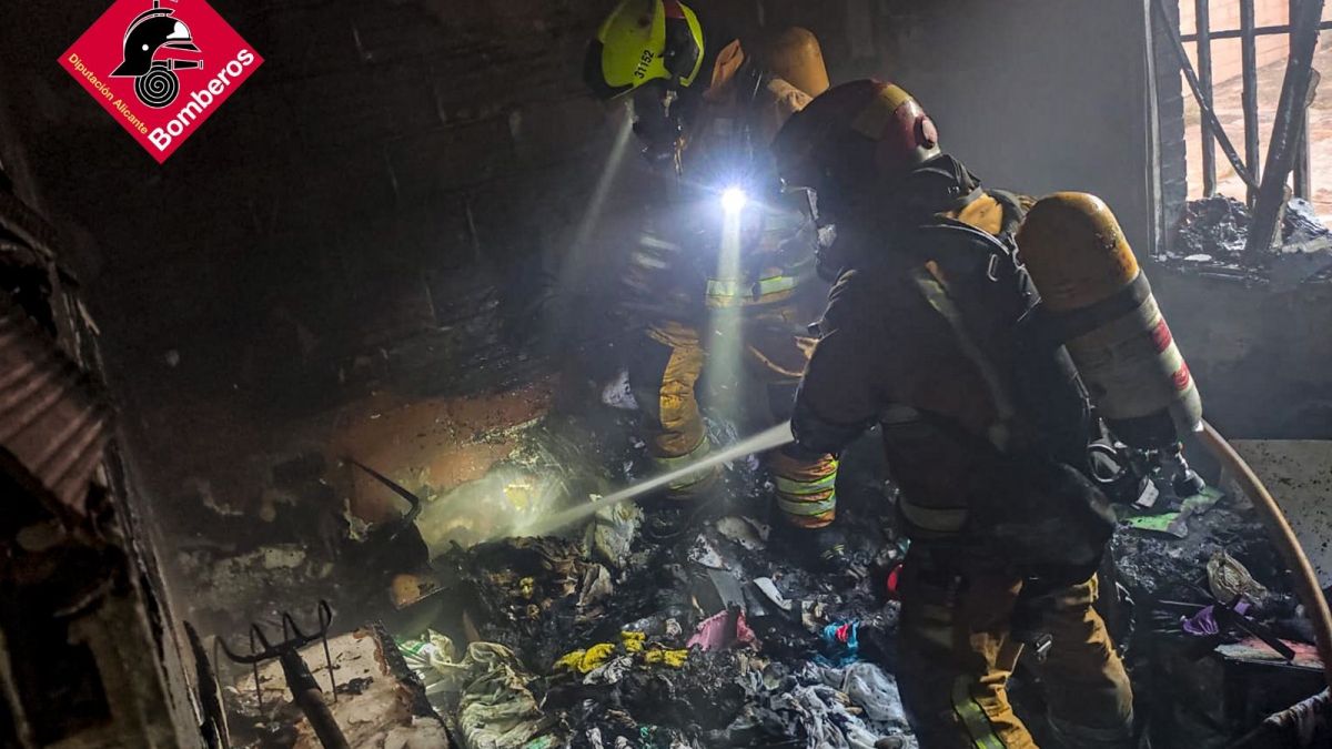 Els bombers de la Diputació d'Alacant sufocan l'incendi d'un habitatge en una imatge d'arxiu