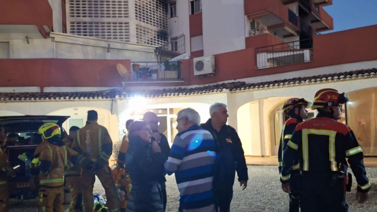 Autoridades locales en el lugar del incendio