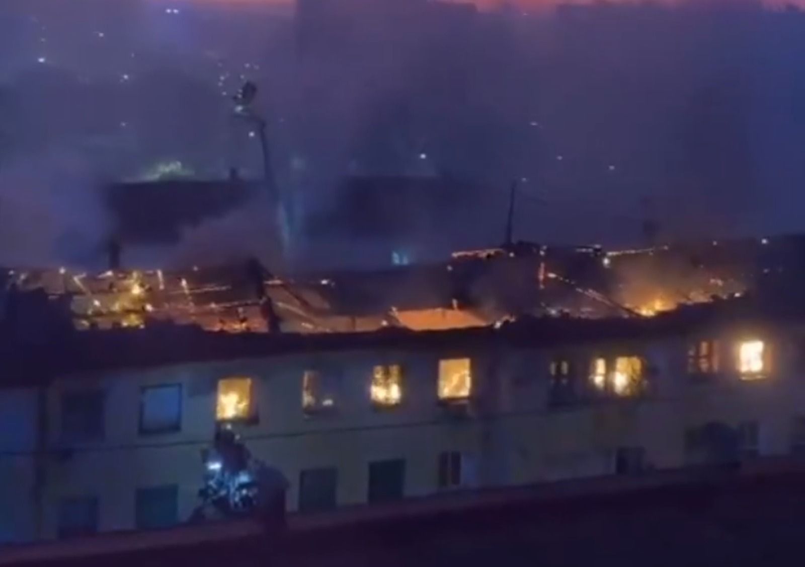 Els bombers tracten de sufocar l'incendi en el bloc de cases del barri Miguel Hernánez d'Alacant Els bombers tracten de sufocar l'incendi en el bloc de cases del barri Miguel Hernánez d'Alacant