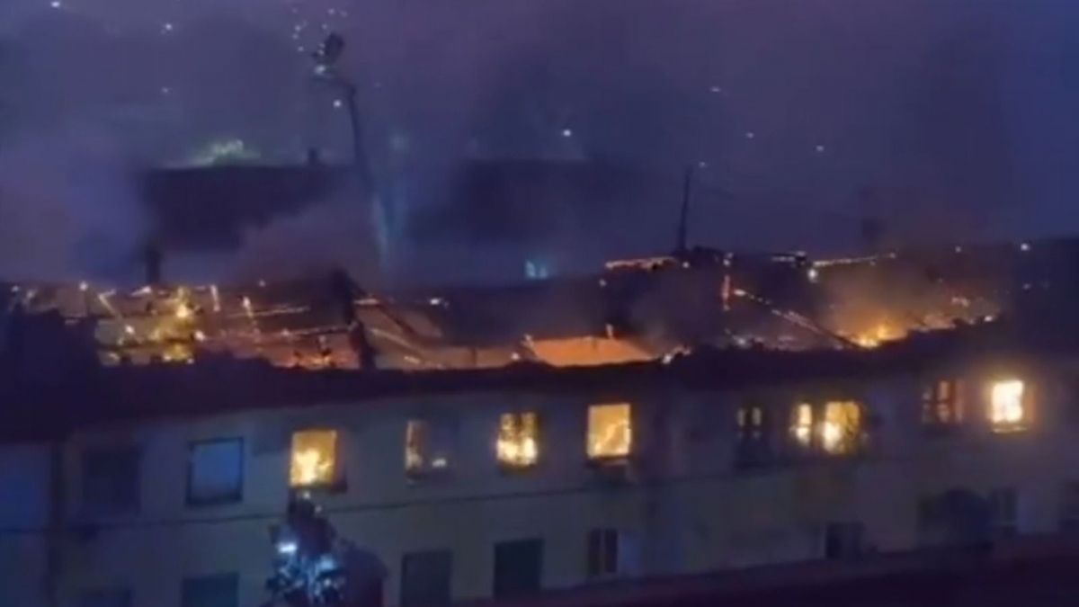 Los bomberos tratan de sofocar el incendio en el bloque de viviendas del barrio Miguel Hernánez de Alicante Los bomberos tratan de sofocar el incendio en el bloque de viviendas del barrio Miguel Hernánez de Alicante