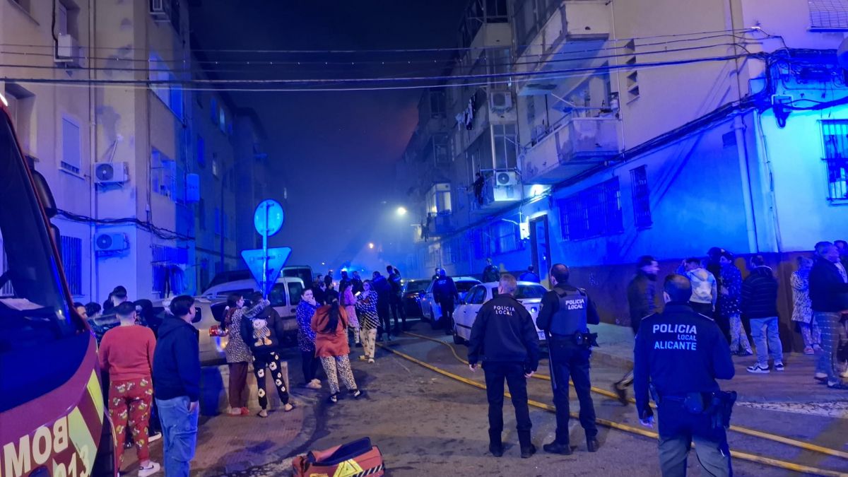 Incendi en el carrer Pavía del barri Miguel Hernàndez d'Alacant