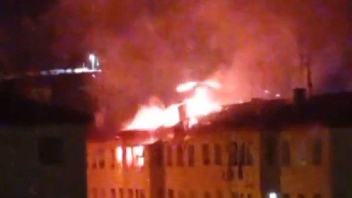 Flames en l'incendi de l'edifici del barri Miguel Hernández a Alacant