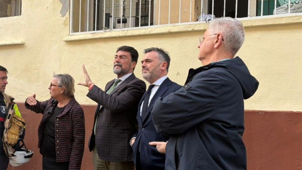 Luis Barcala y José Díez visitan el bloque de viviendas incendiadas en el barrio Miguel Hernández de Alicante Luis Barcala y José Díez visitan el bloque de viviendas incendiadas en el barrio Miguel Hernández de Alicante