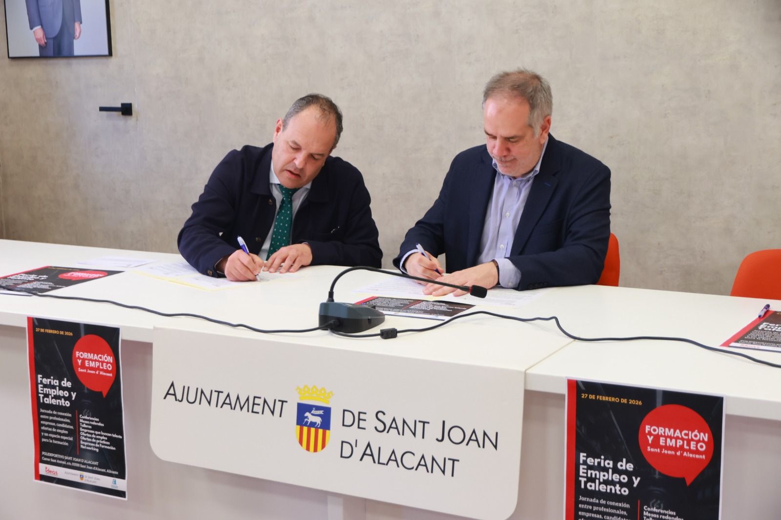 Firma del conveni entre l'alcalde de Sant Joan d'Alacant i el President de la Cambra d'Alacant