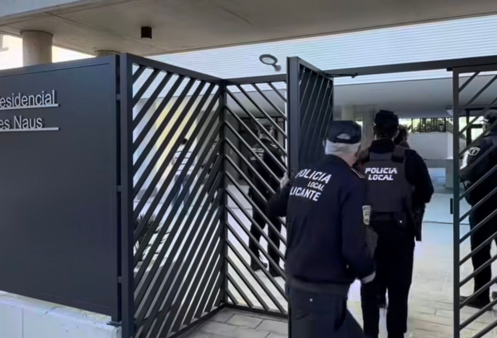 Agents de la Policia Local d'Alacant accedixen a l'interior del Residencial Les Naus en Platja de Sant Joan
