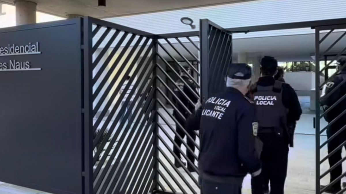 Agents de la Policia Local d'Alacant accedixen a l'interior del Residencial Les Naus en la Platja de Sant Joan